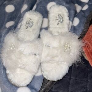 White Plush Open-Toe Slippers with Rhinestone Embellishments